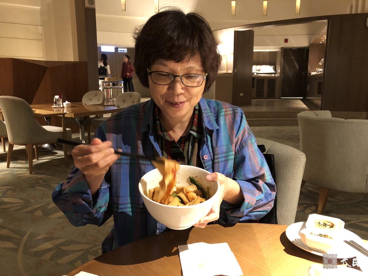 20180820果实法师和果芳居士在台南香格里拉豪华阁行政酒廊吃Biangbiang面庆祝圣僧归来2