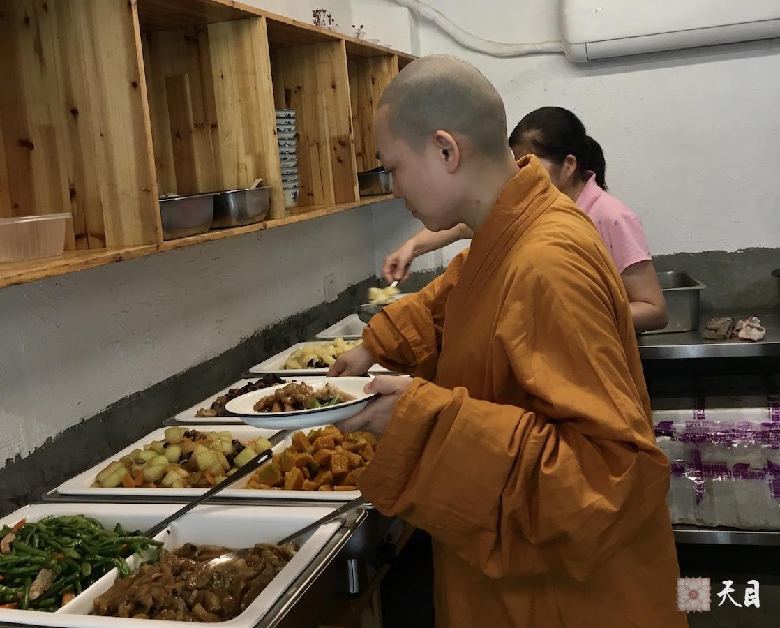 20180718果实法师在广州来到鲜道仙德（饭这舟）素食馆应供1