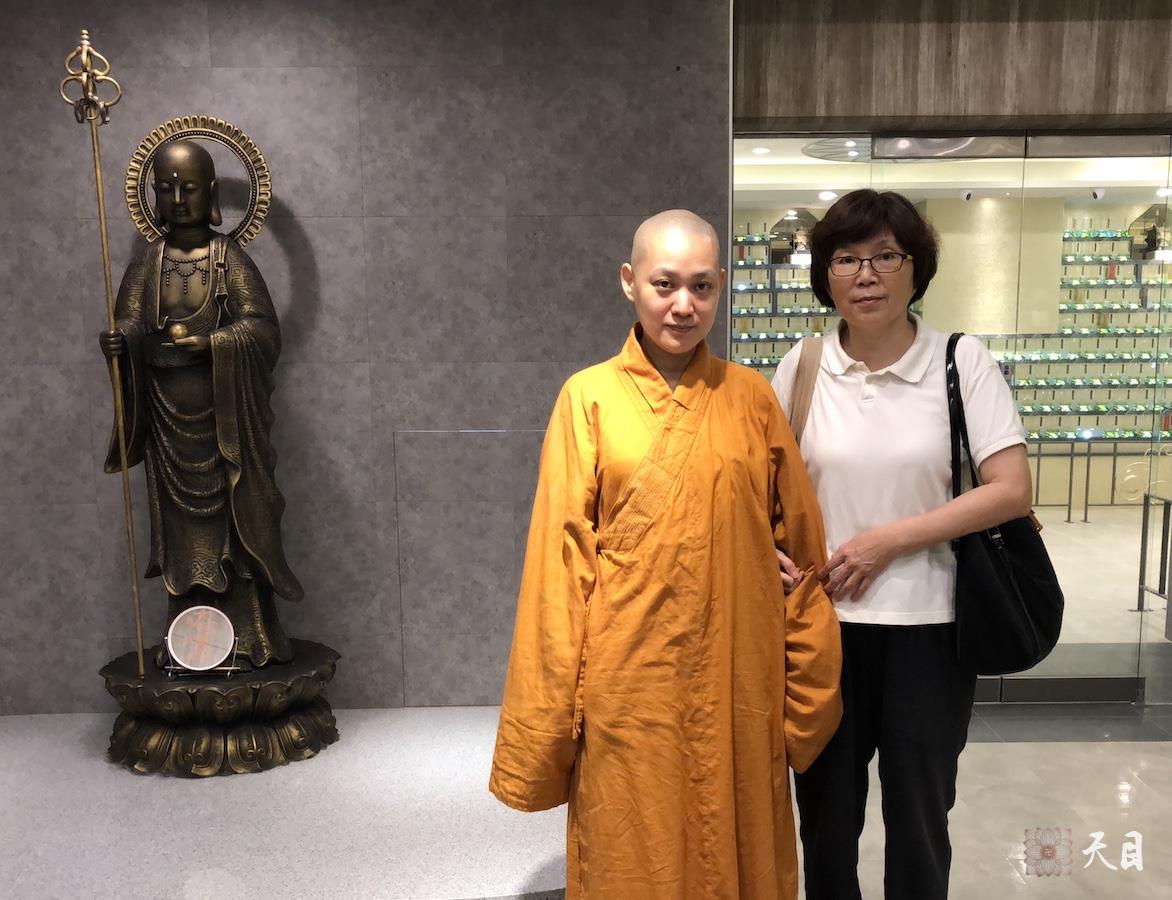 20180821果实法师在果芳居士的护持下来到常景居士的安息地台南富贵南山纪念中心凭吊1