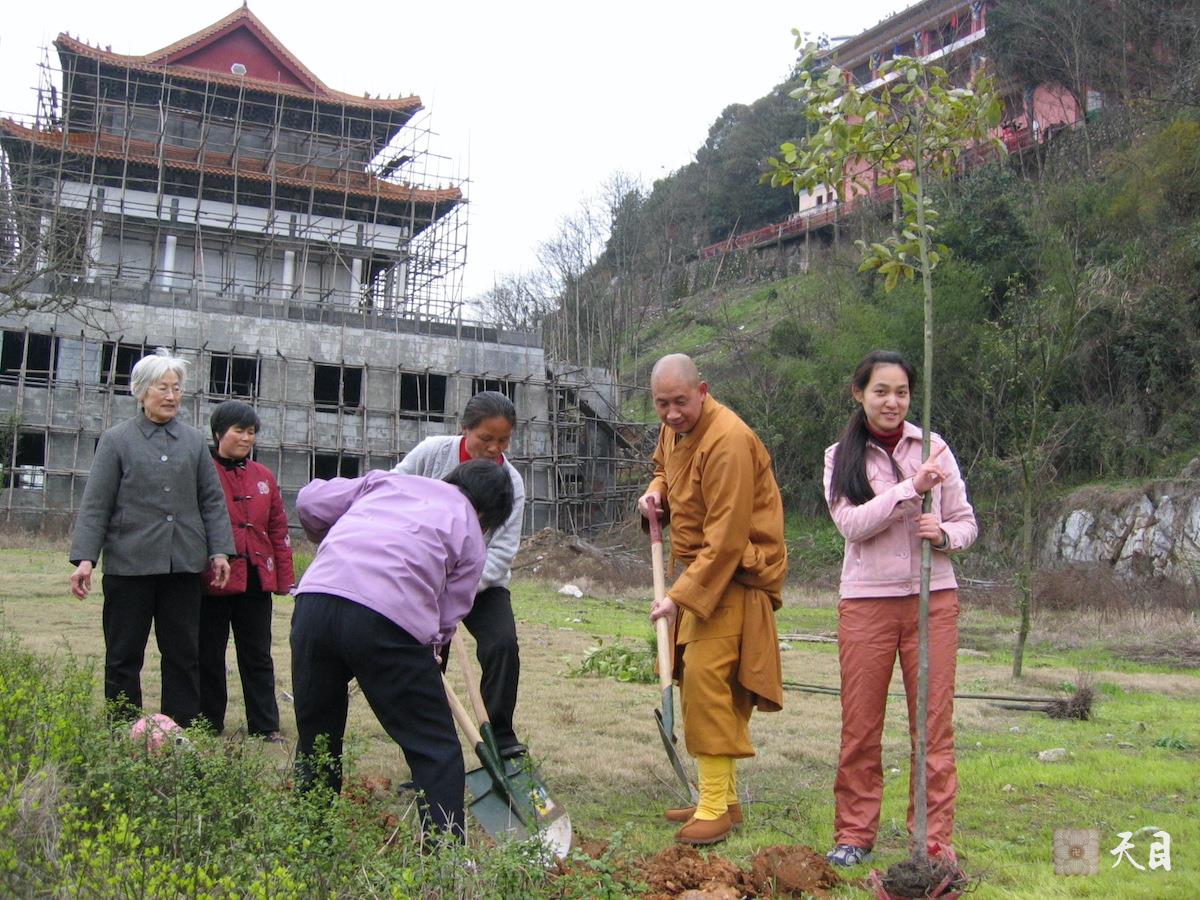 20060314果实（出家前的果实法师）居士在江西宜春化成寺参加植树活动