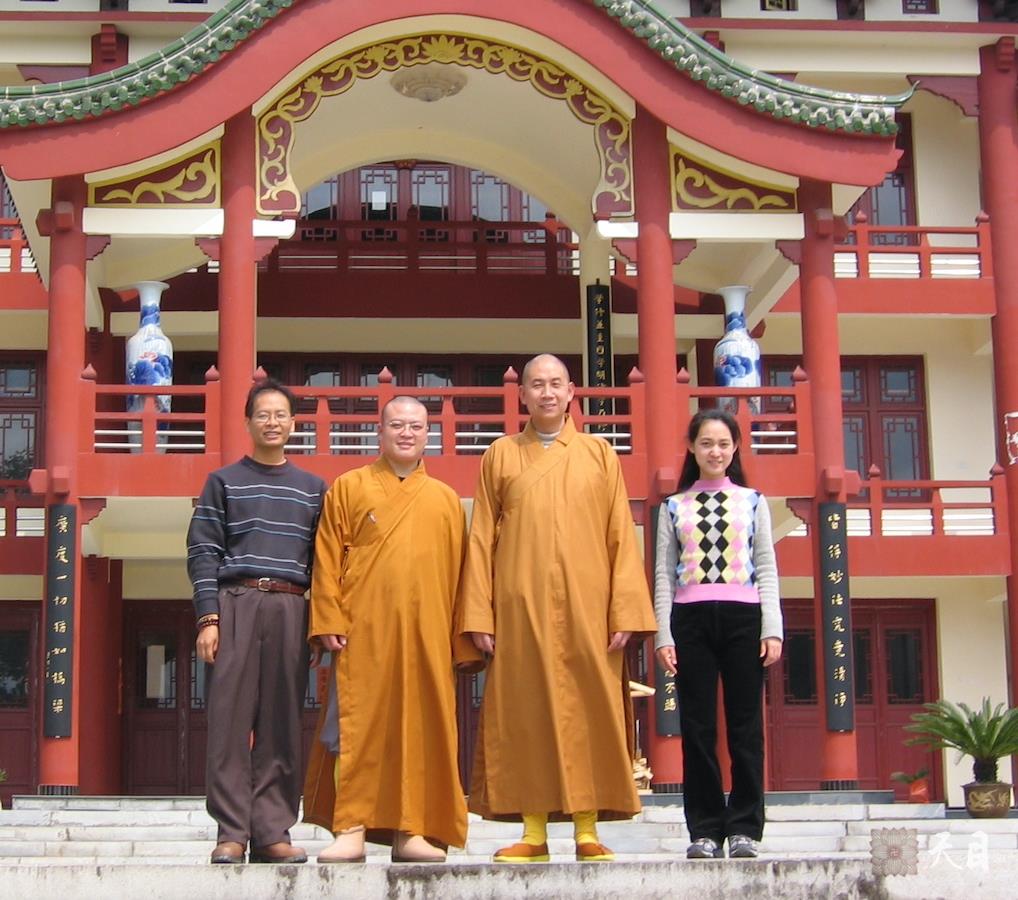 20060308果实（出家前的果实法师）居士和大悟居士跟随恩师圣观法师到恩师任教的宝峰寺江西佛学院参学