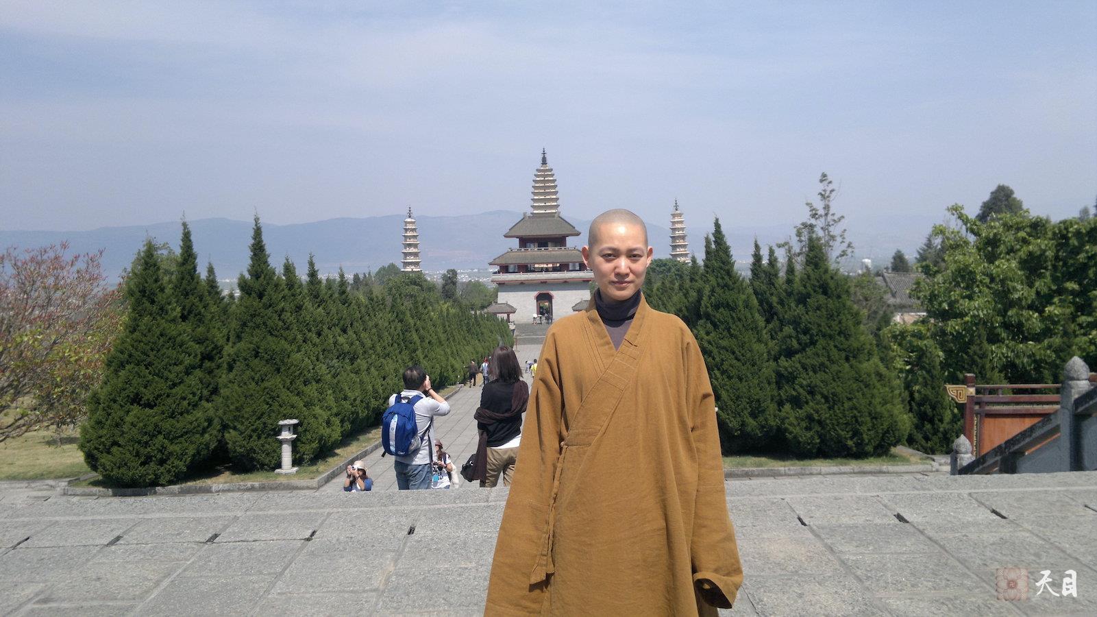 20120403果实法师带领果愿果丽常真居士在云南大理崇圣寺参学2