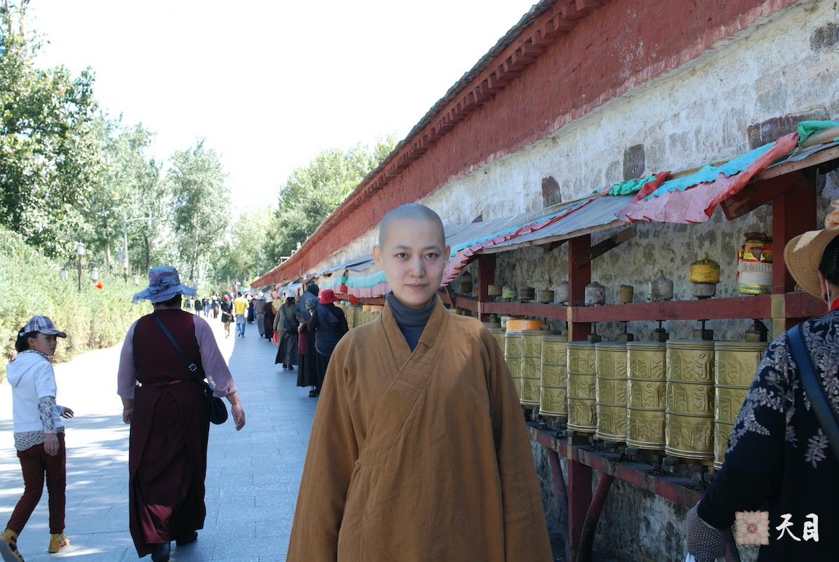 20120903果实法师在西藏拉萨布达拉宫外的转经轮留影