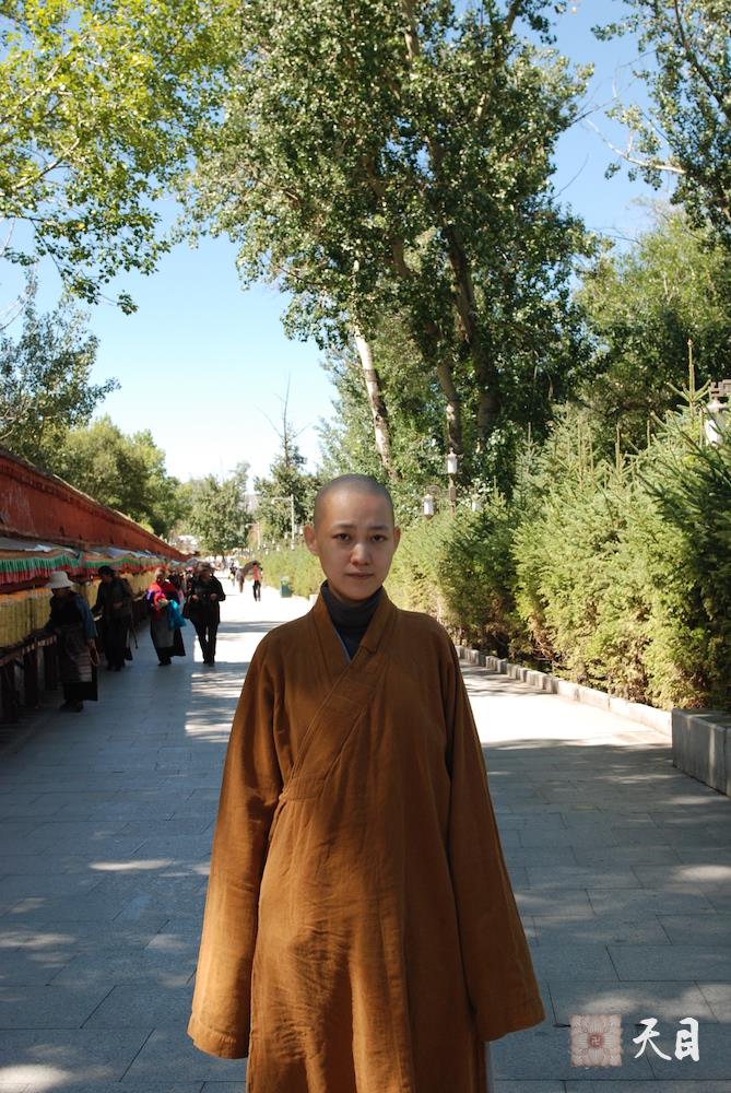 20120903果实法师在西藏拉萨布达拉宫外的转经轮留影