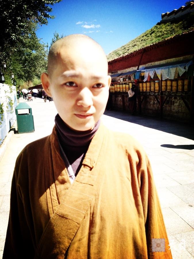 20120903果实法师在西藏拉萨布达拉宫外的转经轮留影