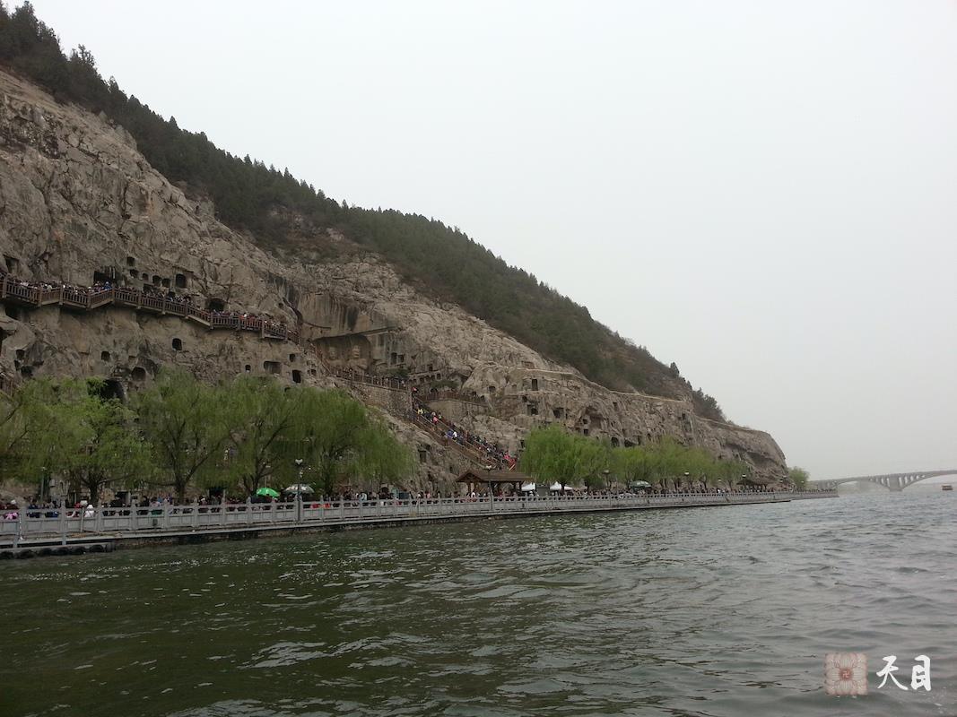20130405果实法师带领果愿居士瞻仰洛阳龙门石窟