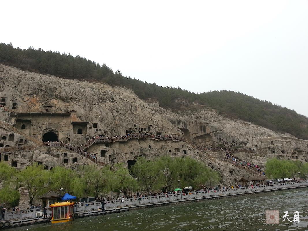 20130405果实法师带领果愿居士瞻仰洛阳龙门石窟