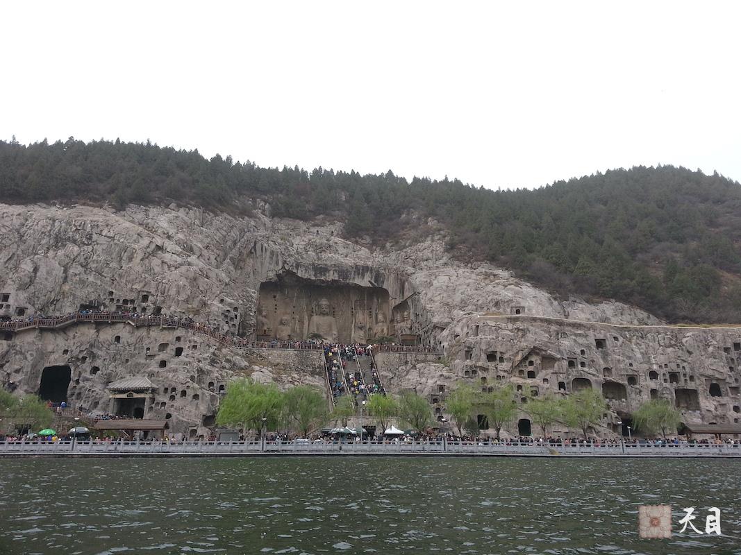 20130405果实法师带领果愿居士瞻仰洛阳龙门石窟