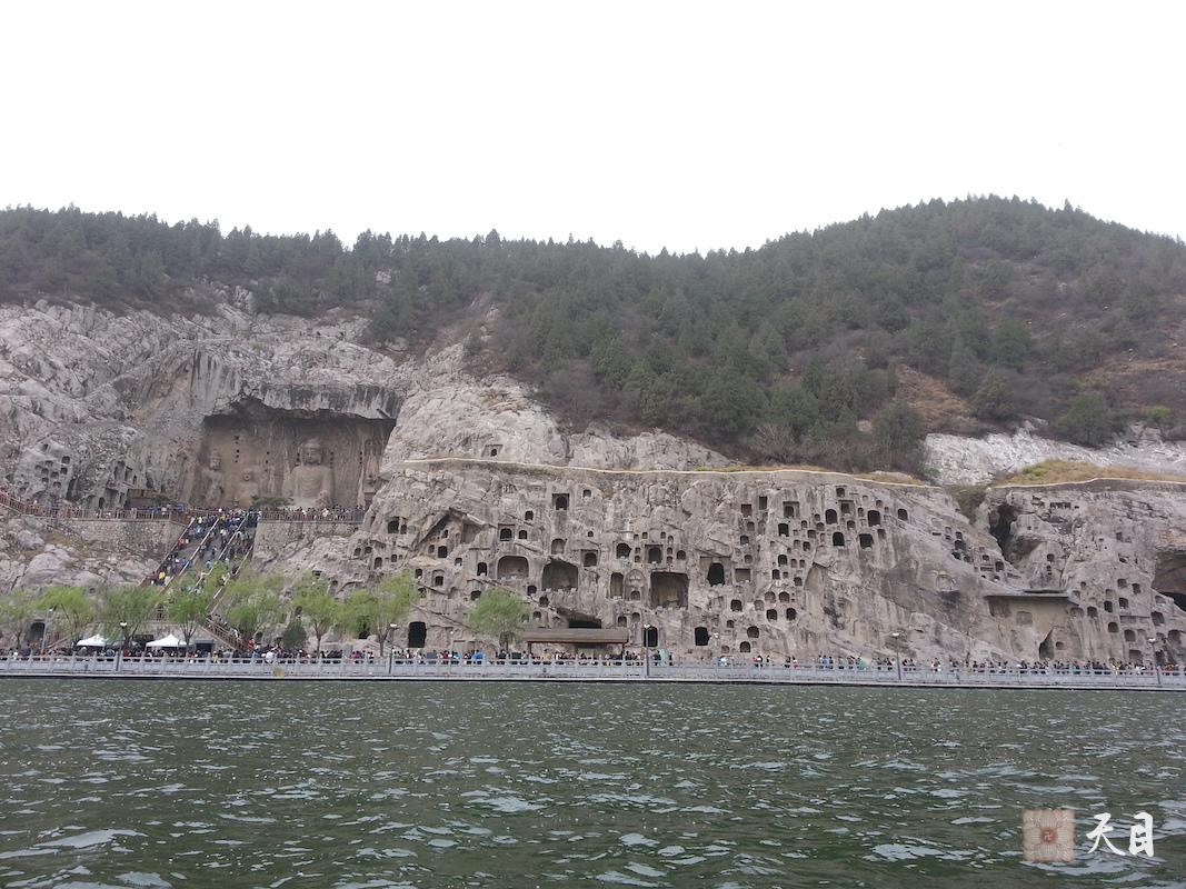 20130405果实法师带领果愿居士瞻仰洛阳龙门石窟