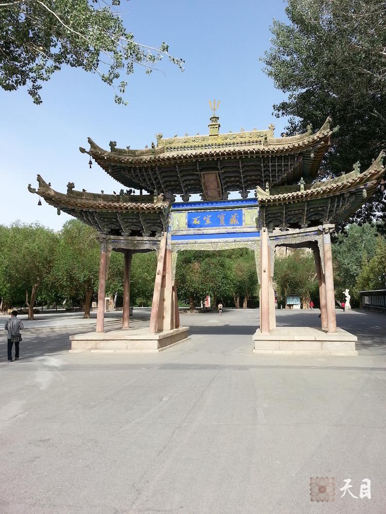 20130527果实法师在恩师圣观法师的加持下瞻仰敦煌莫高窟