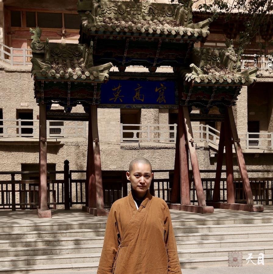 20130527果实法师在恩师圣观法师的加持下瞻仰敦煌莫高窟