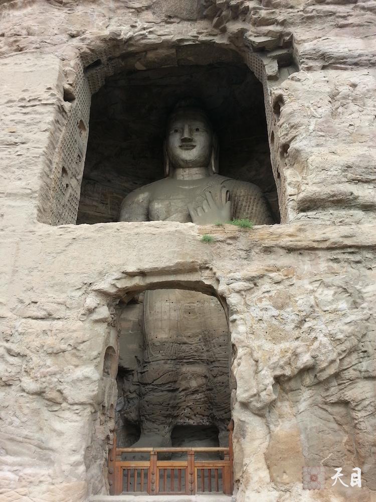 20130904果实法师在恩师圣观法师的加持下来到山西大同瞻仰云冈石窟