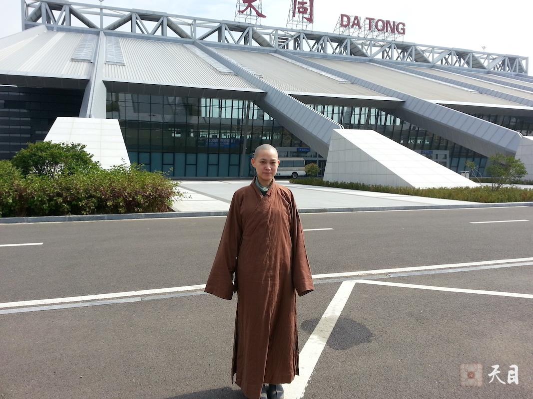 20130904果实法师在恩师圣观法师的加持下来到山西大同瞻仰云冈石窟