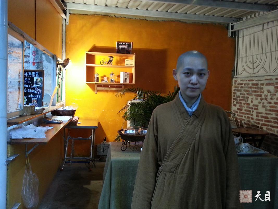 20140406果实法师在台南应果芳居士供养和常景居士相聚在永华宫旁的车库下午茶1
