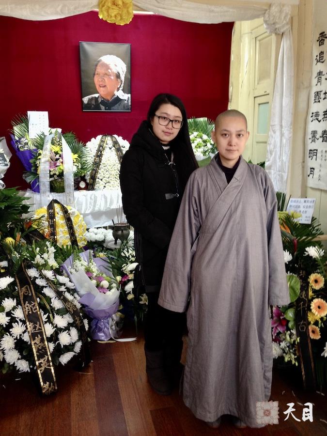20131228果实法师带领常香法师常戒居士到北京富强胡同6号赵紫阳夫人梁伯琪的灵堂吊唁