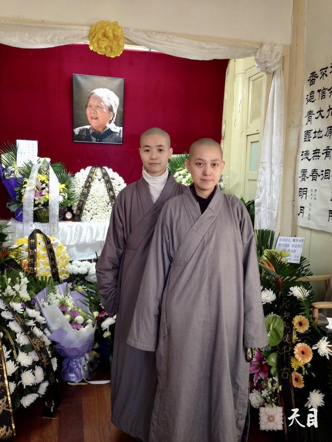 20131228果实法师带领常香法师常戒居士到北京富强胡同6号赵紫阳夫人梁伯琪的灵堂吊唁