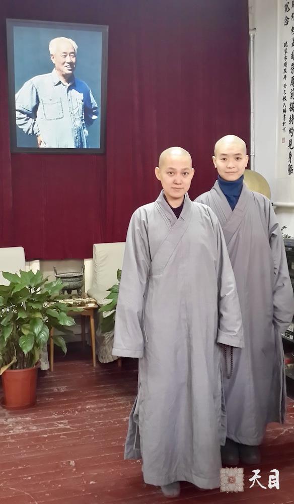 20131227果实法师带领常香法师及武汉信众到北京富强胡同6号赵紫阳夫人梁伯琪的灵堂吊唁