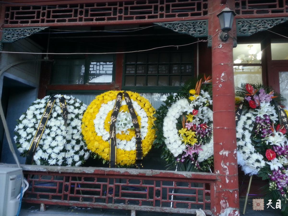 20131226果实法师带领常香法师及信众到北京富强胡同6号赵紫阳夫人梁伯琪的灵堂吊唁