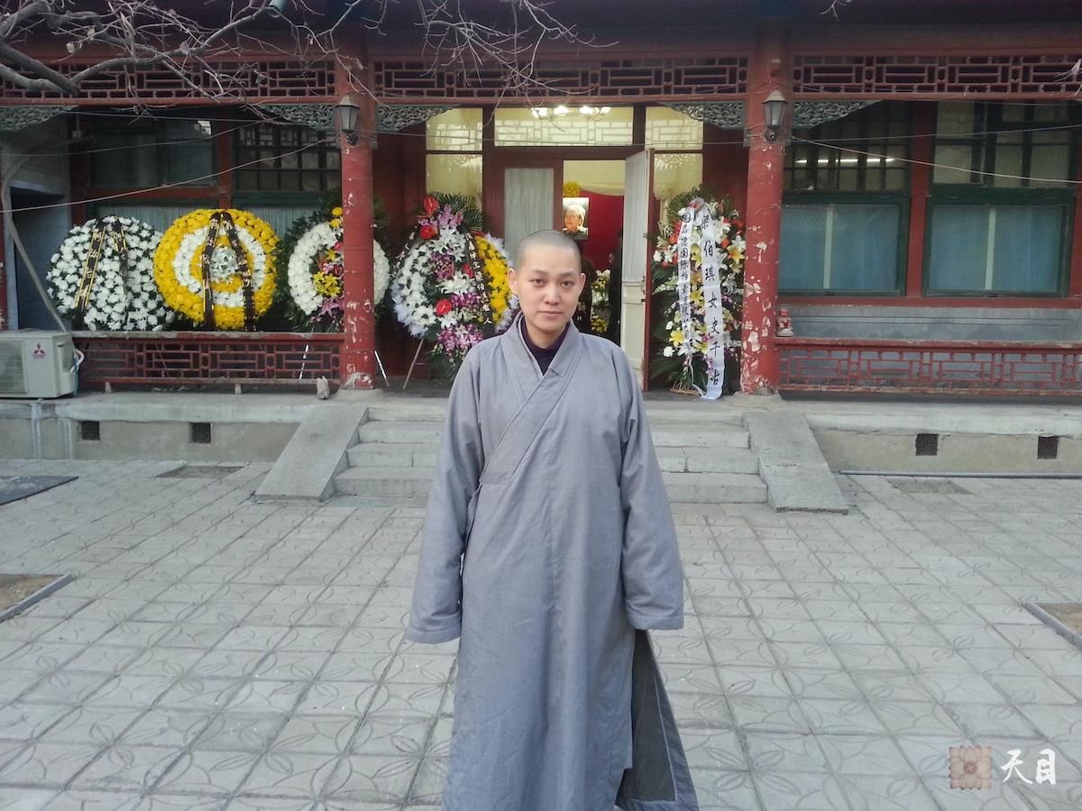 20131226果实法师带领常香法师及信众到北京富强胡同6号赵紫阳夫人梁伯琪的灵堂吊唁