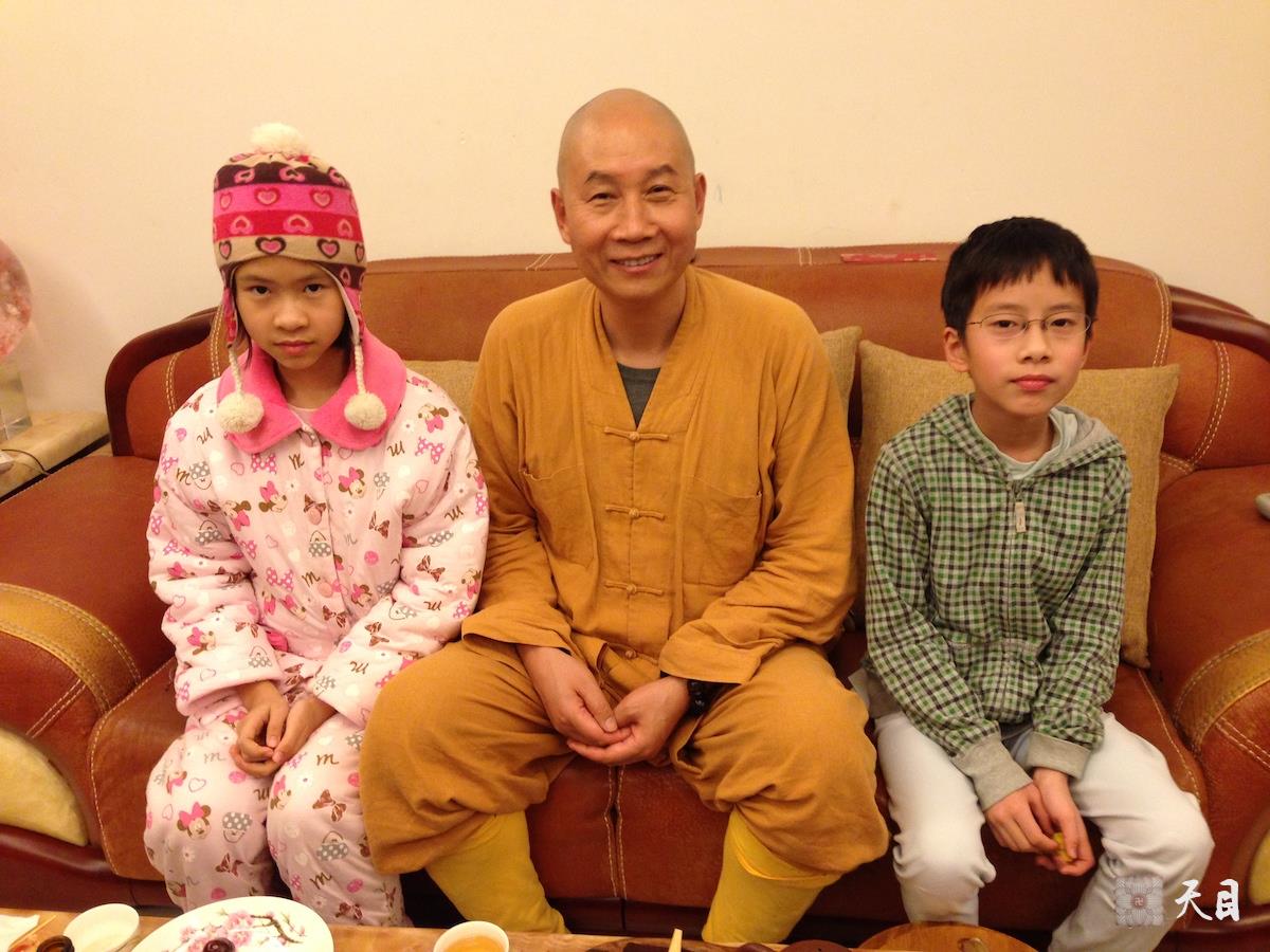 20130209圣观法师应心敬果贞居士夫妇的礼请供养到珠江帝景家中吃年夜饭除夕开示1