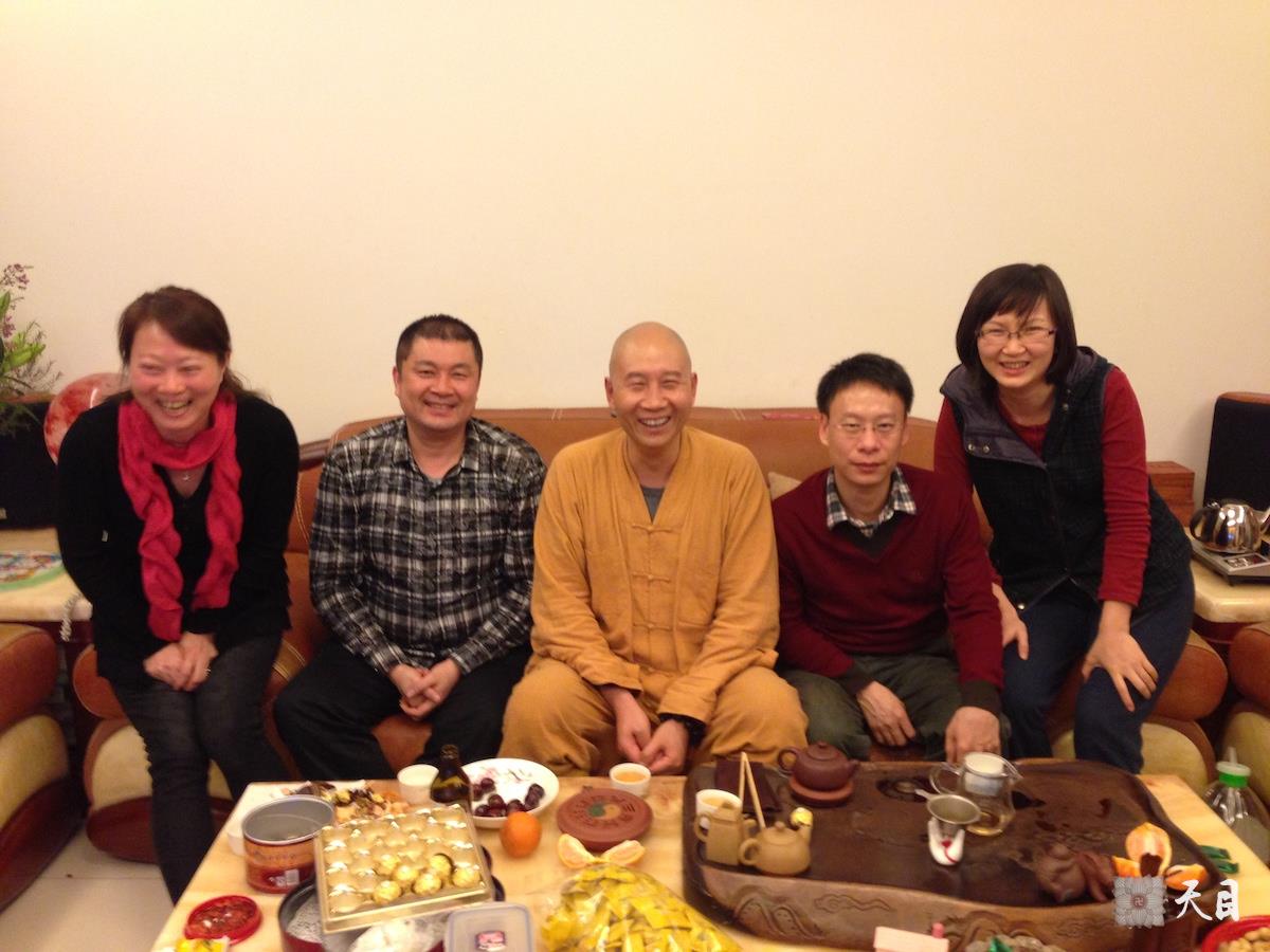20130209圣观法师应心敬果贞居士夫妇的礼请供养到珠江帝景家中吃年夜饭除夕开示2