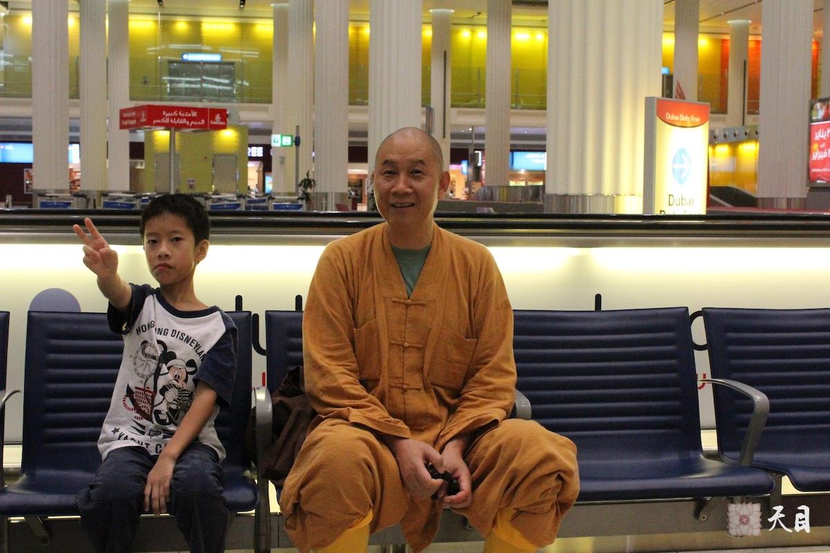 20121001圣观法师应心敬果贞心平大安居士合家供养同游迪拜到达迪拜国际机场