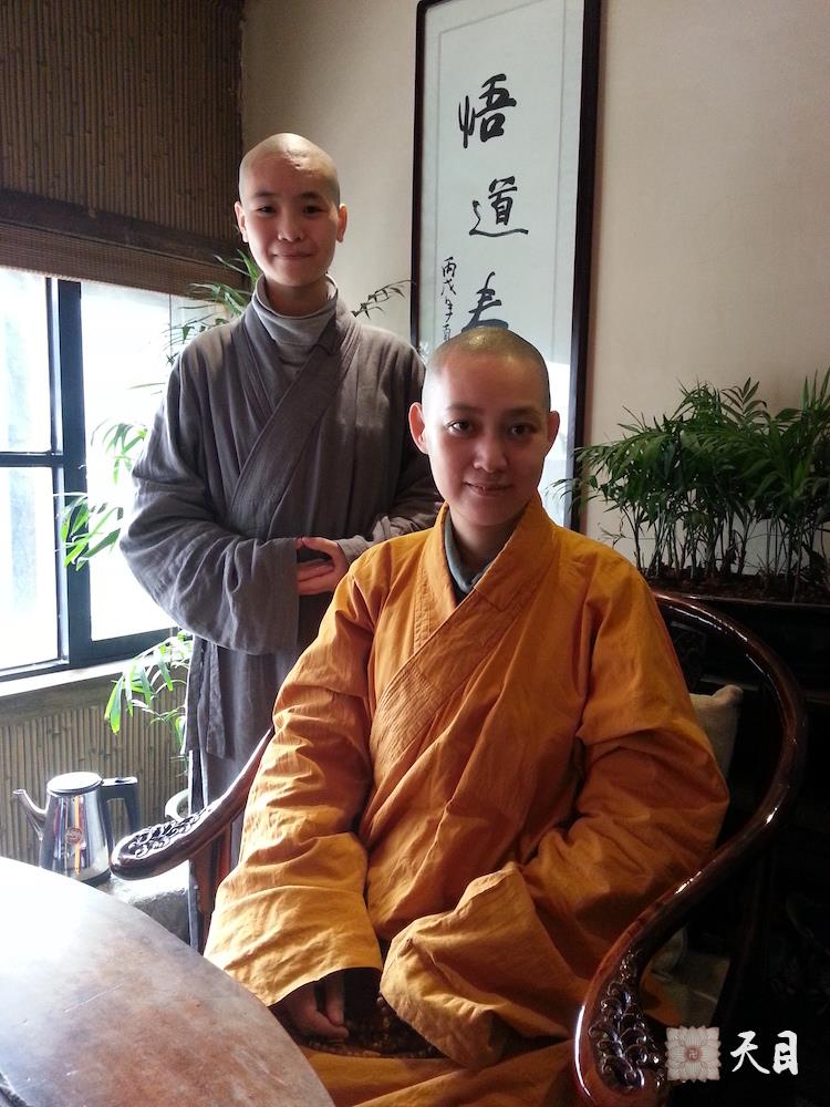 20130926果实法师带领常修法师常香法师在西安普素茶房素食馆应供