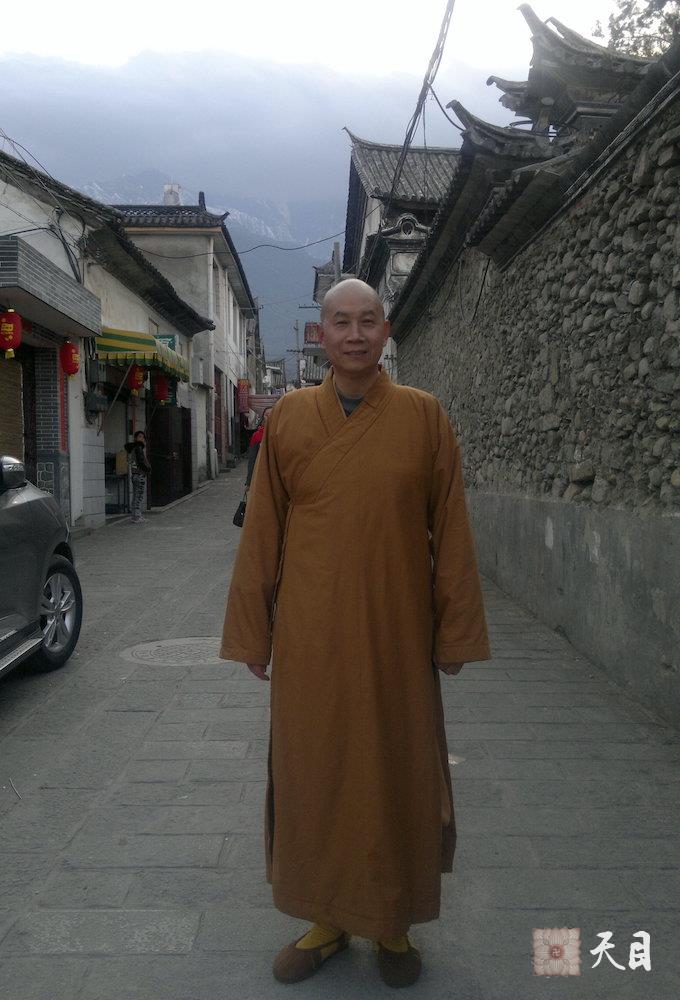 20120305圣观法师在云南大理下关应潘晓阳居士一家供养素食馆后乘坐阿慧居士的车来到大理古城下榻的银峰饭店门口