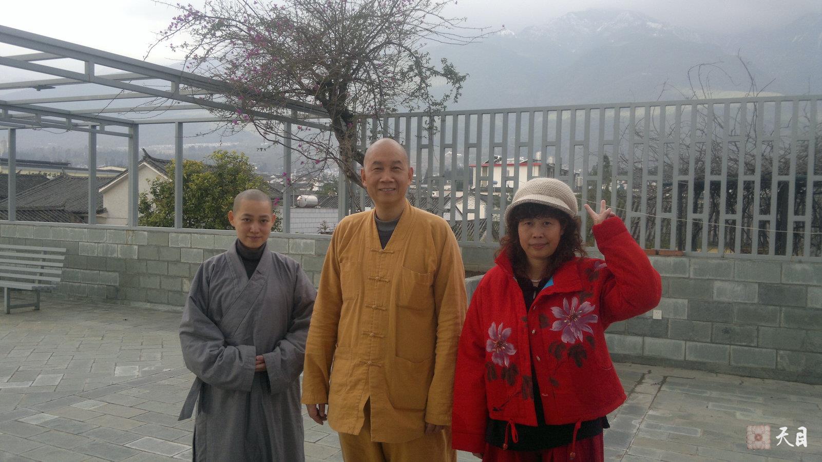 20120306圣观法师在云南大理古城接受果实法师阿慧李贞慧常阳潘晓阳居士的送行1