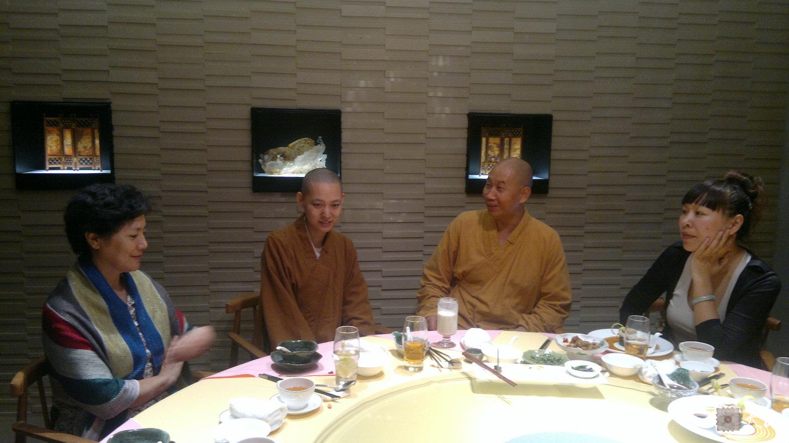 20111107圣观法师在广州带领果实法师应果然居士供养素成斋素食馆汪健莉果贞居士等信众随喜