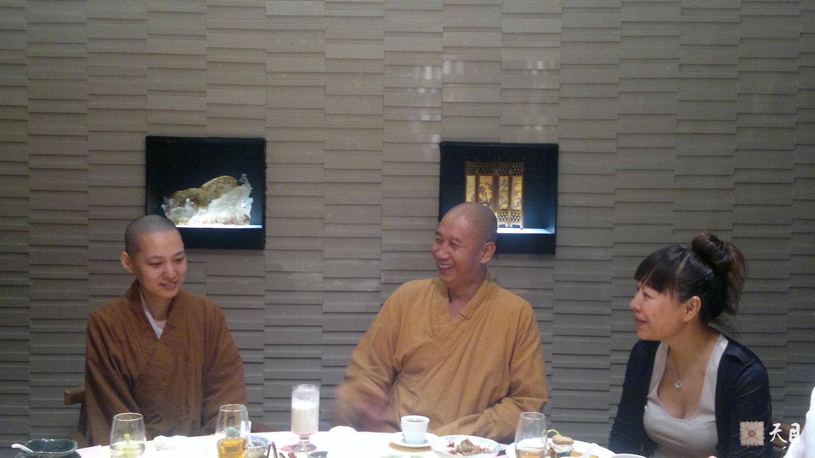 20111107圣观法师在广州带领果实法师应果然居士供养素成斋素食馆汪健莉果贞居士等信众随喜