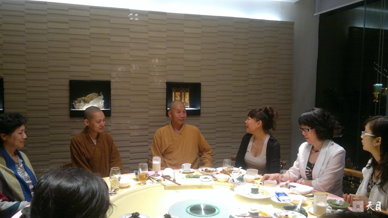 20111107圣观法师在广州带领果实法师应果然居士供养素成斋素食馆汪健莉果贞居士等信众随喜