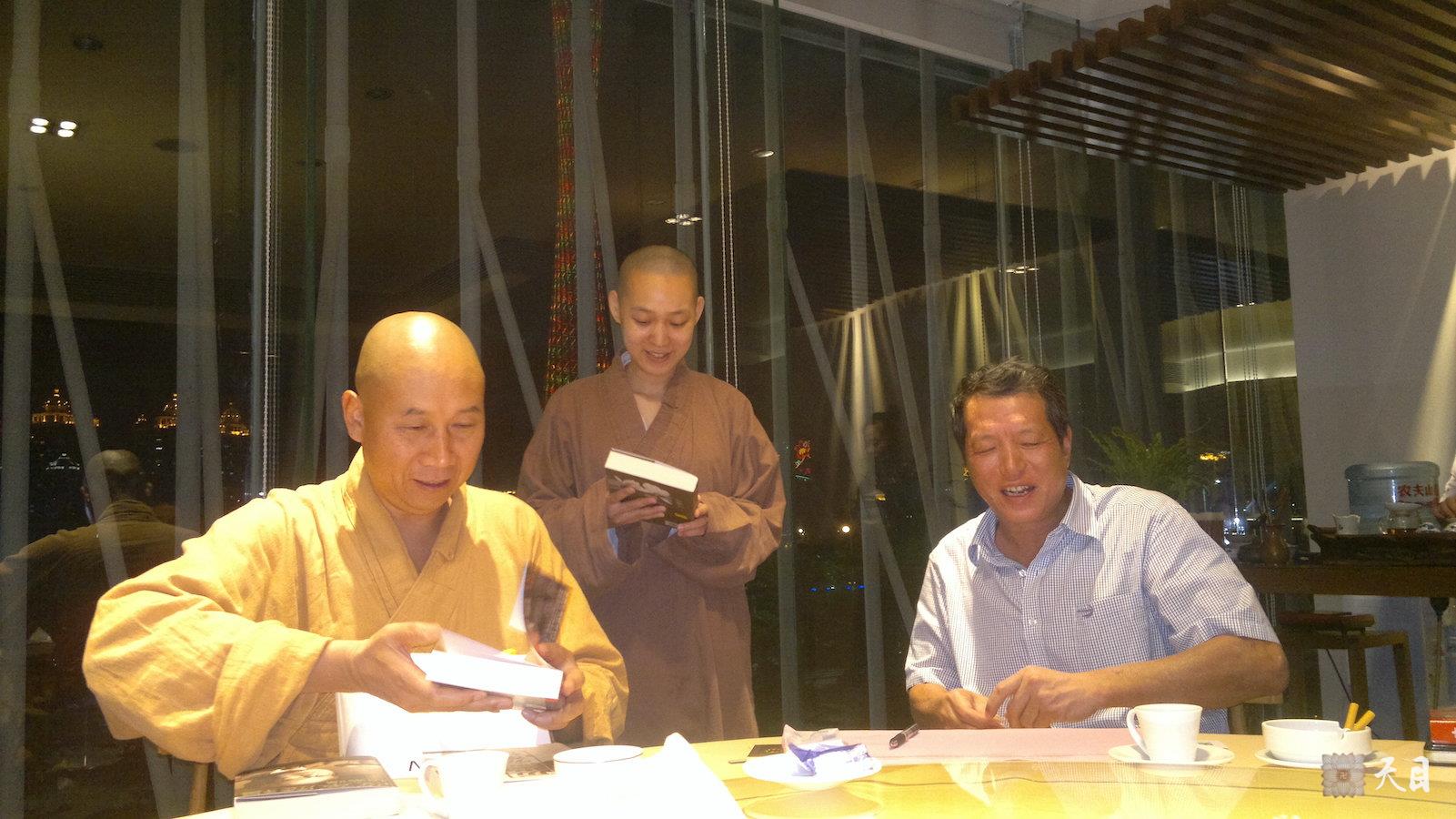 20110927圣观法师带领果实法师应心敬居士的供养和赵二军心敬心一果行心宁心德居士相聚在广州素成斋素食馆
