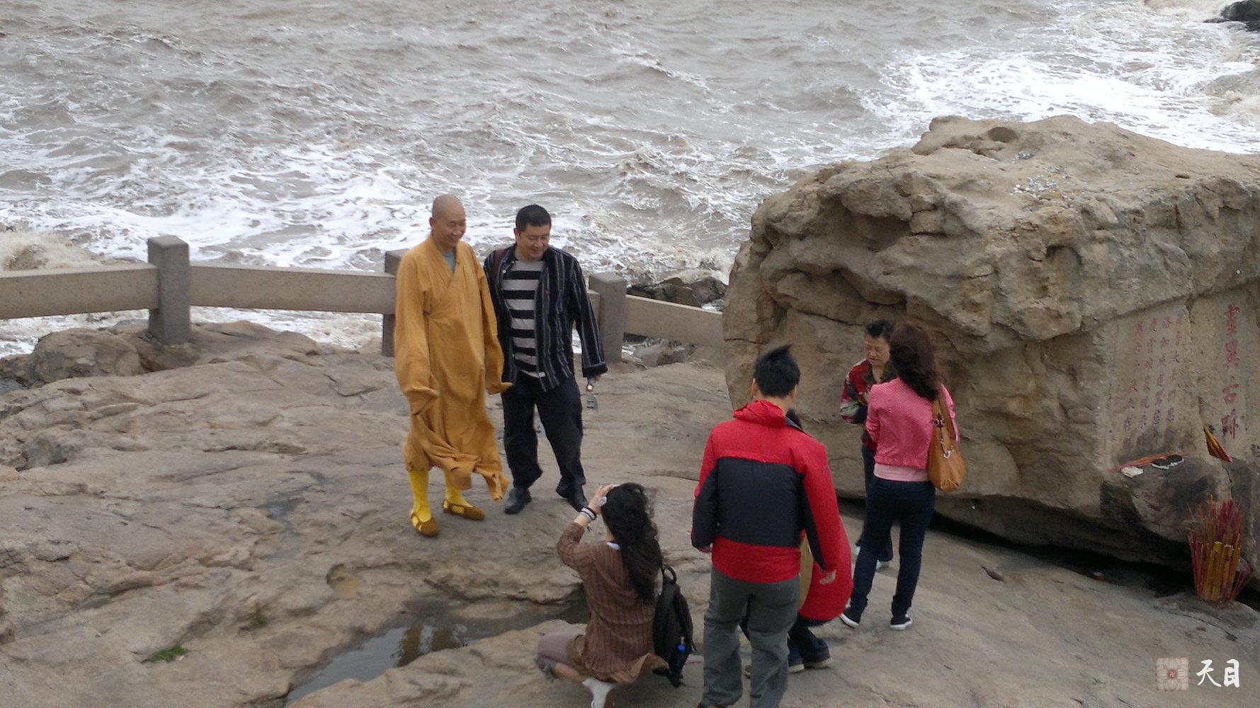 20110524圣观法师带领果实法师等弟子在浙江舟山普陀山参学3