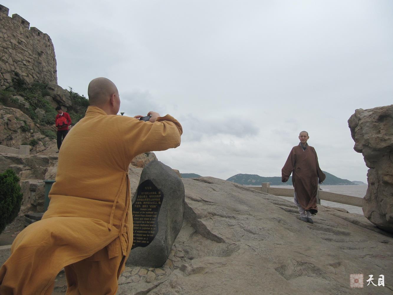 20110524圣观法师带领果实法师等弟子在浙江舟山普陀山参学3