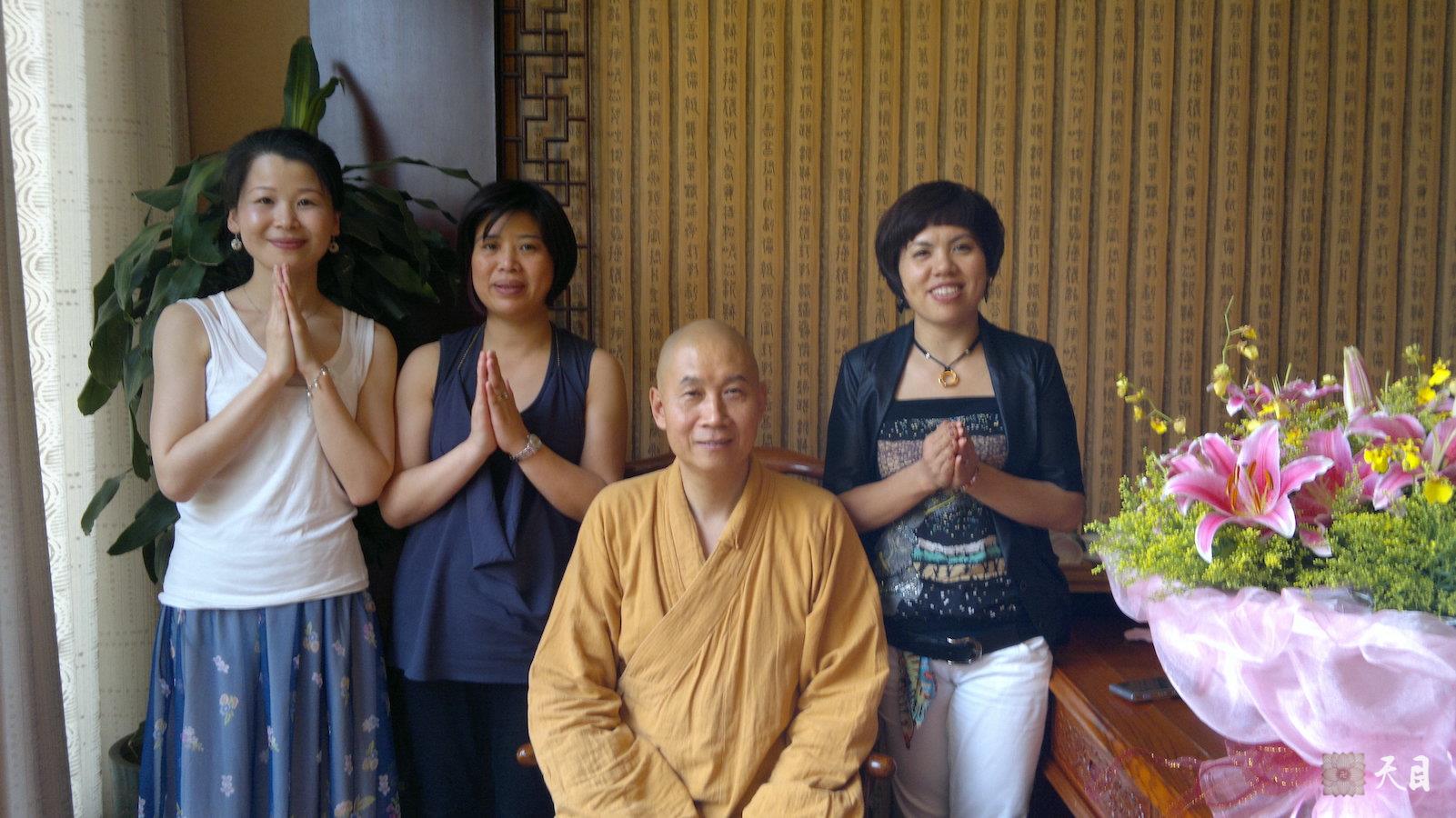 20110520圣观法师带领果实法师应果觉居士的礼请在广州莲慈素食馆加持果觉居士的生日会