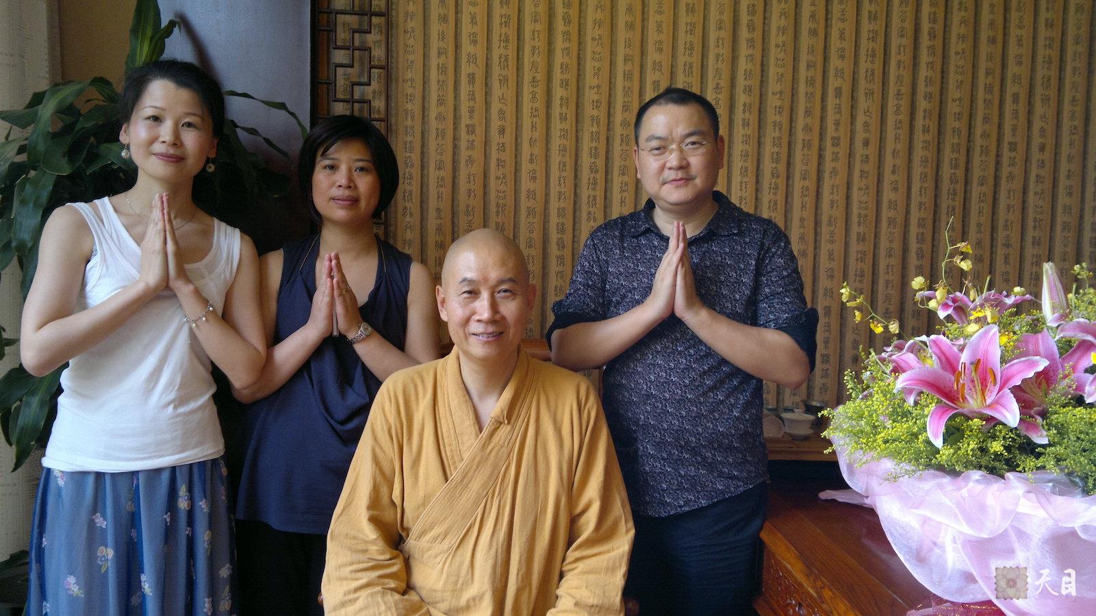 20110520圣观法师带领果实法师应果觉居士的礼请在广州莲慈素食馆加持果觉居士的生日会