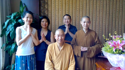 20110520圣观法师带领果实法师应果觉居士的礼请在广州莲慈素食馆加持果觉居士的生日会