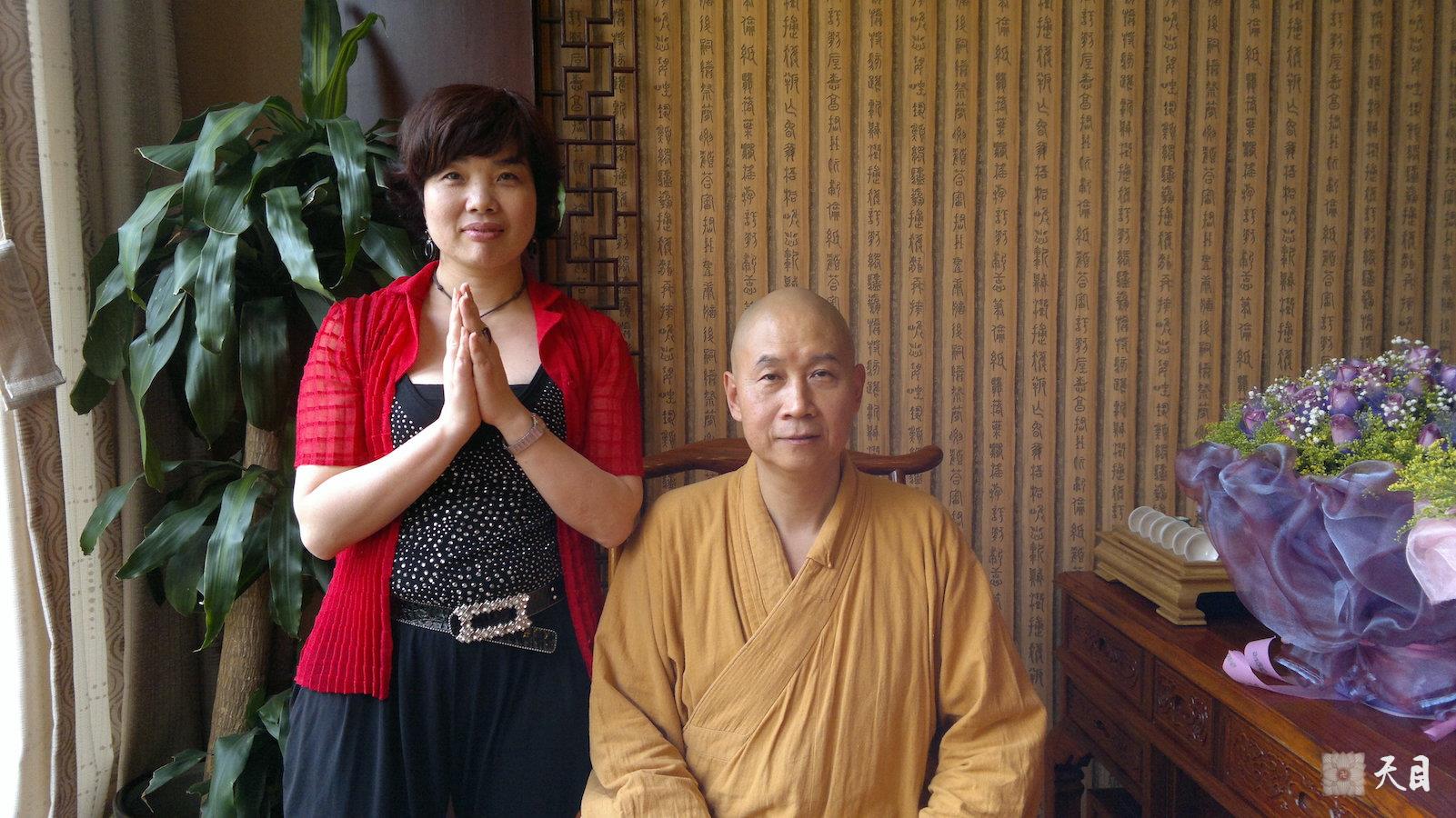 20110520圣观法师带领果实法师应果觉居士的礼请在广州莲慈素食馆加持果觉居士的生日会