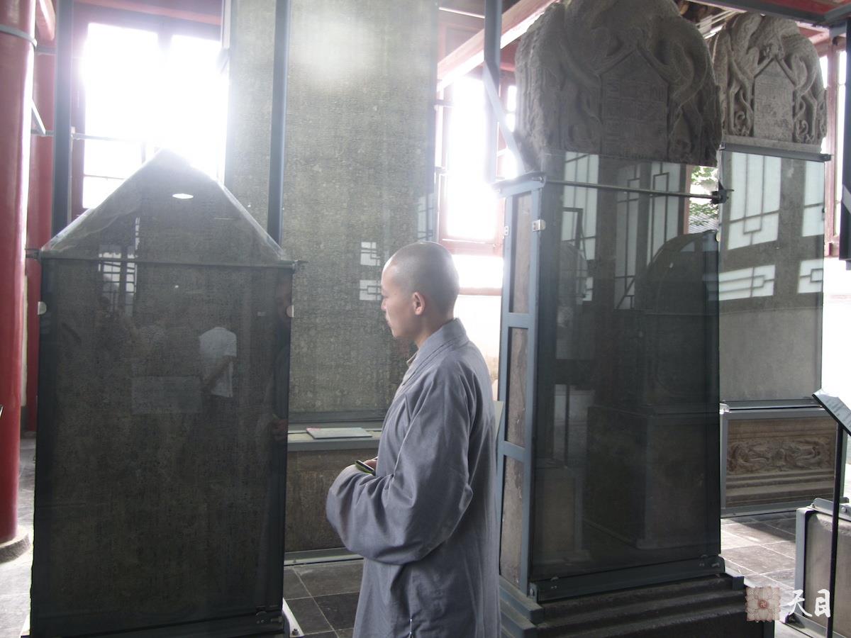 20110515果实法师带领果行居士在西安碑林博物馆参学