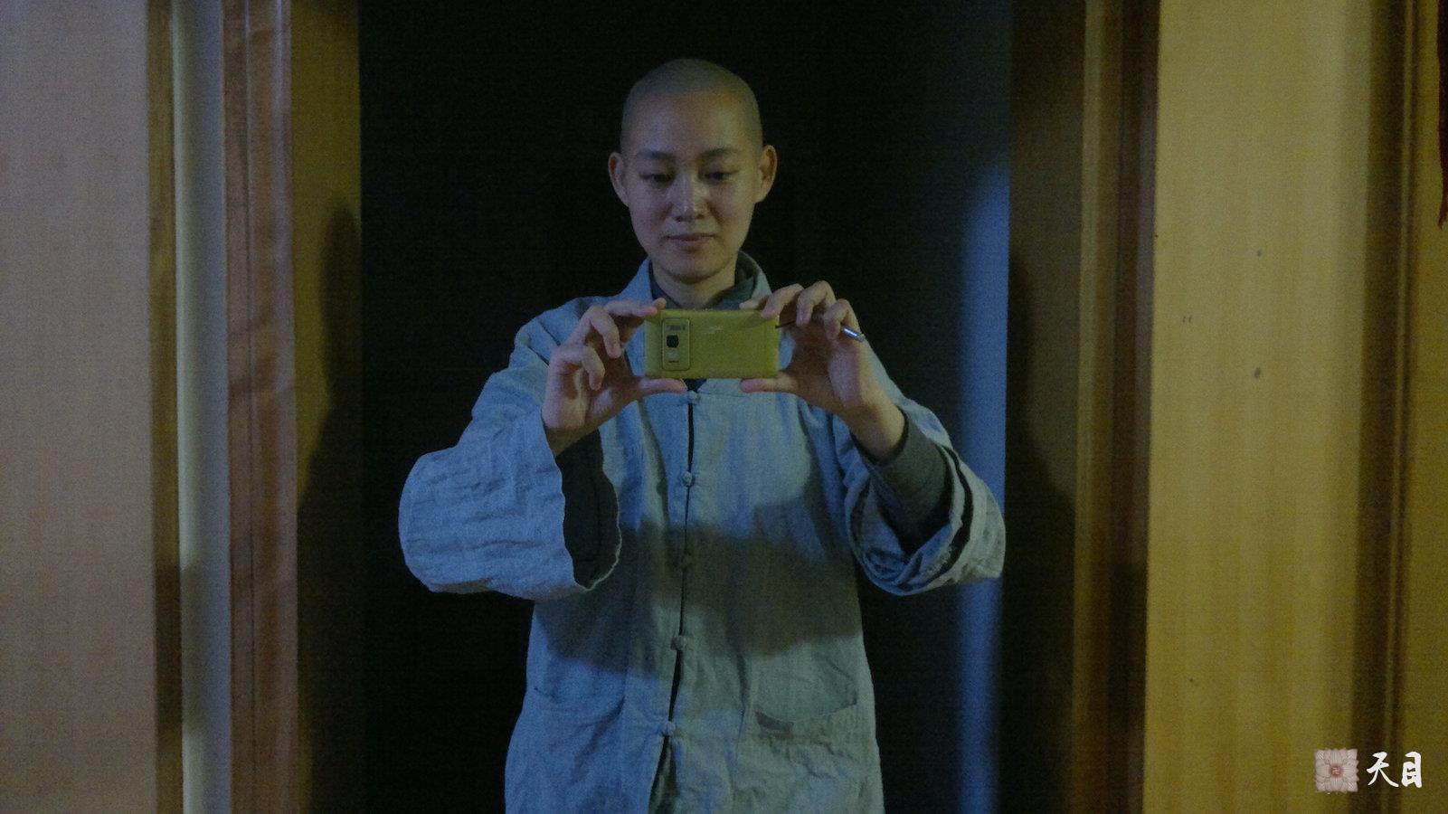 20110426果实法师回到阔别近一年的西安佛堂用常无居士去年10月供养的诺基亚N8手机对镜自拍记录