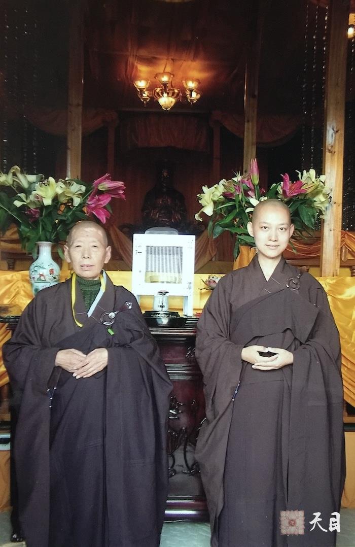 20100915-1014果实法师仰仗恩师圣观法师在江西云居山瑶田寺宽敬和尚尼座下圆具4