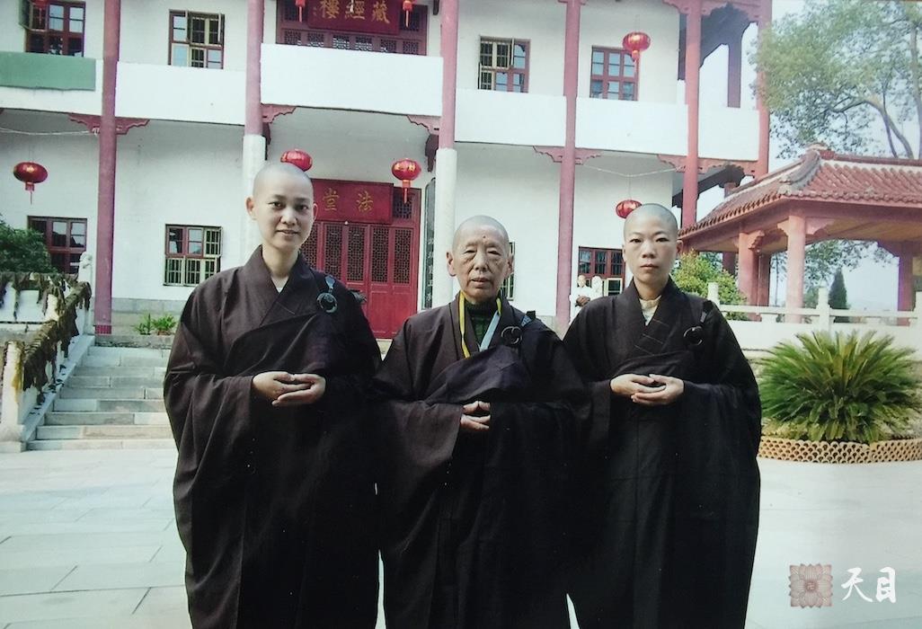 20100915-1014果实法师仰仗恩师圣观法师在江西云居山瑶田寺宽敬和尚尼座下圆具4