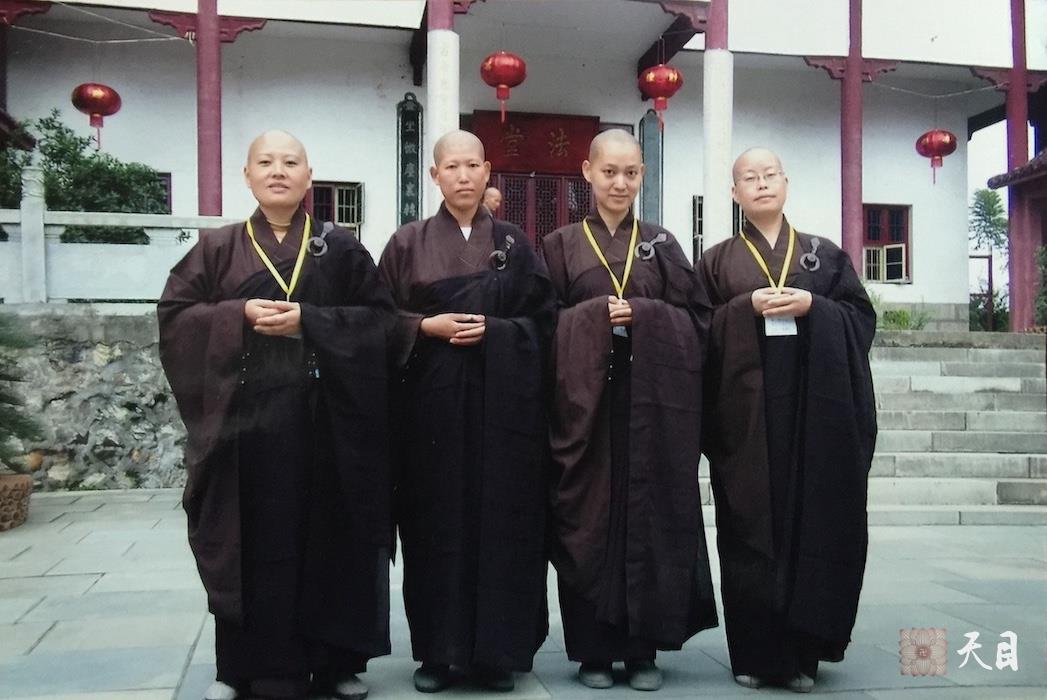 20100915-1014果实法师仰仗恩师圣观法师在江西云居山瑶田寺宽敬和尚尼座下圆具4