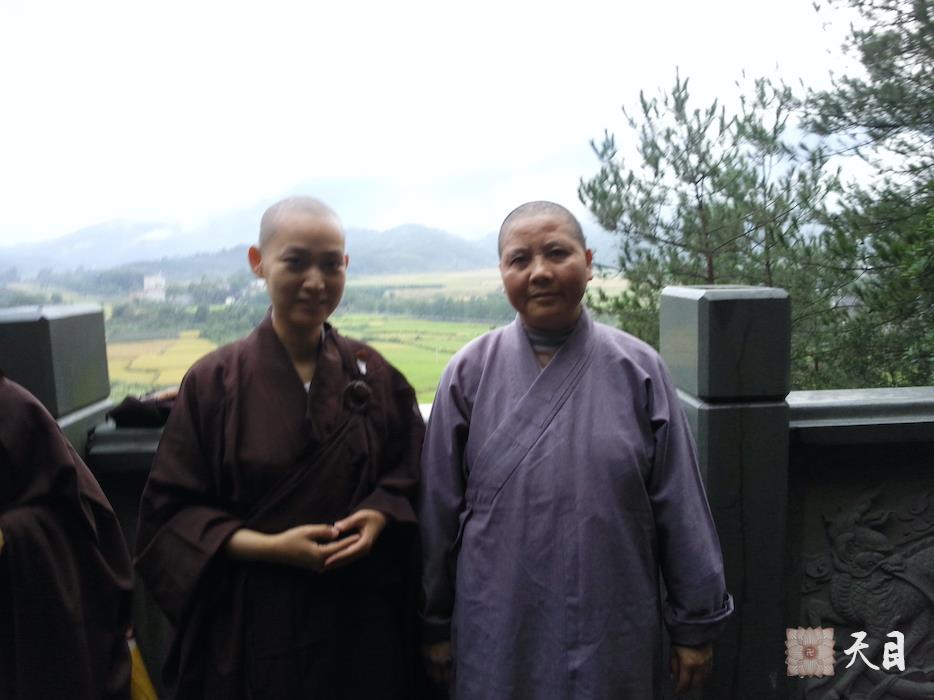 20100915-1014果实法师仰仗恩师圣观法师在江西云居山瑶田寺宽敬和尚尼座下圆具4