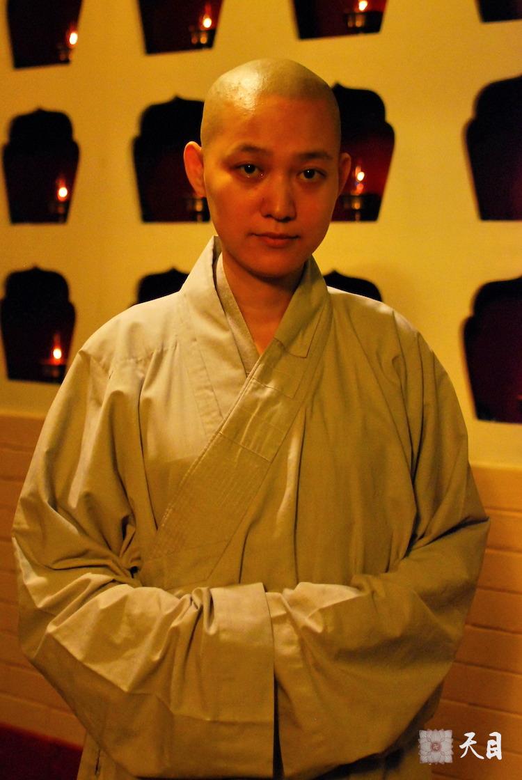 20100913果实法师受戒前在广州应《南方日报》刘冠南记者供养香巴拉素食馆2