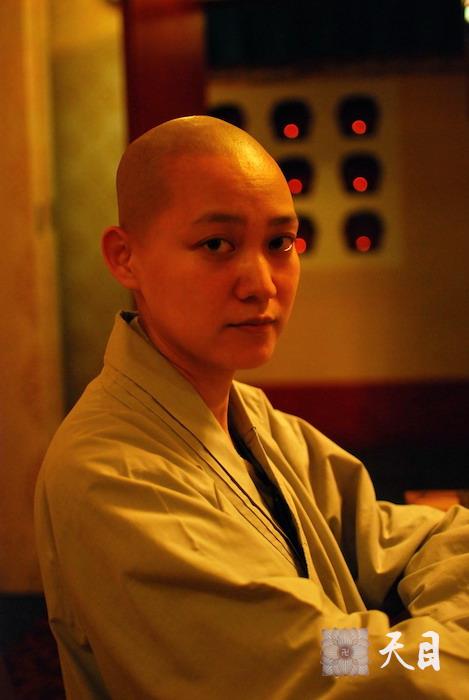 20100913果实法师受戒前在广州应《南方日报》刘冠南记者供养香巴拉素食馆1