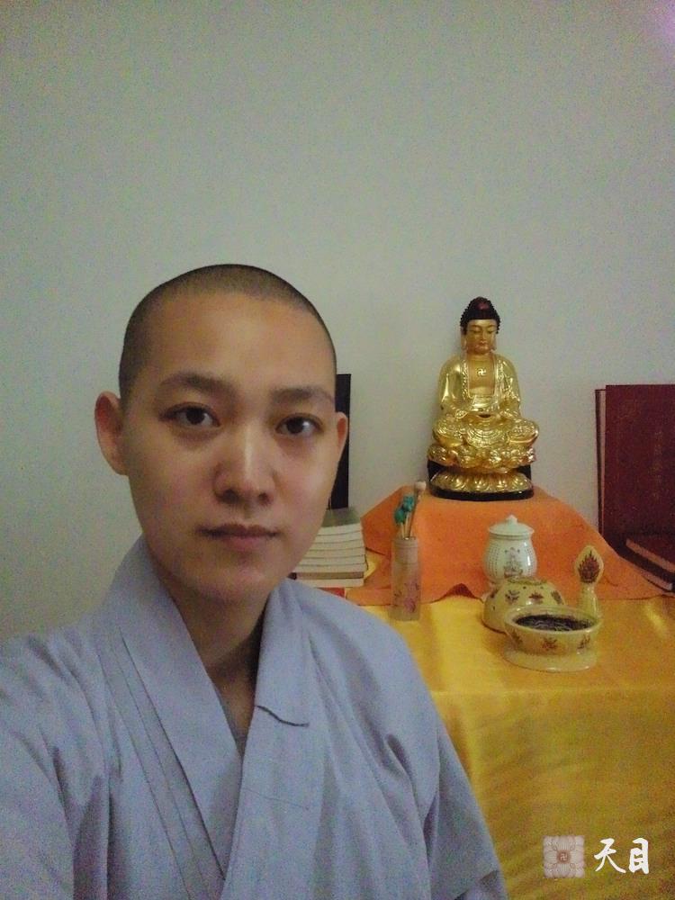 20100815果实法师为仰仗恩师圣观法师讲经前特意在恩师圣观法师广州马赛精舍佛像前自拍