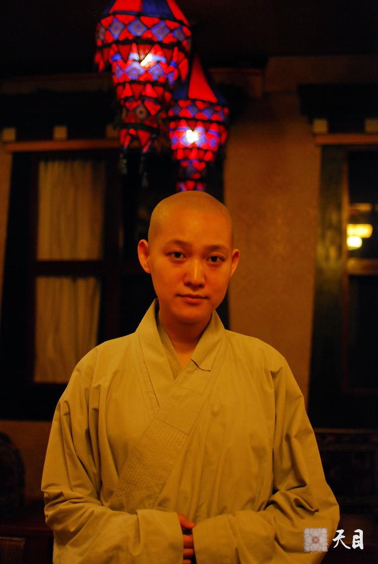 20100913果实法师受戒前在广州应《南方日报》刘冠南记者供养香巴拉素食馆1