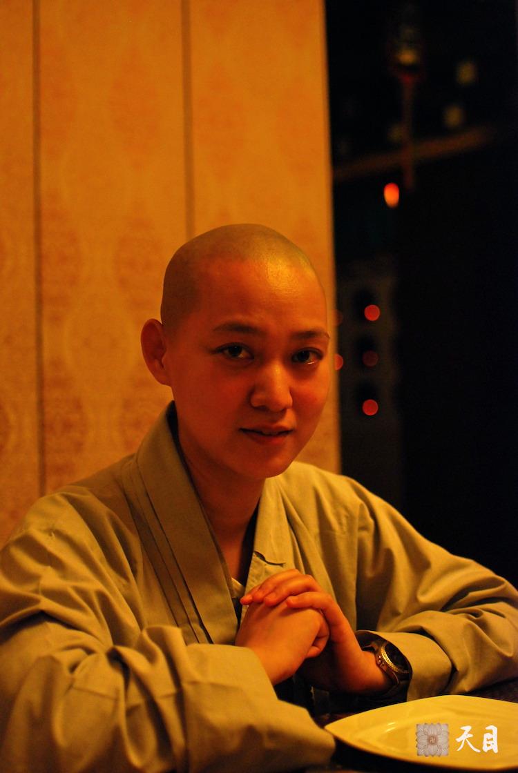 20100913果实法师受戒前在广州应《南方日报》刘冠南记者供养香巴拉素食馆2